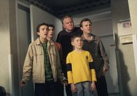 Malcolm mittendrin – Malcolm (Frankie Muniz, li.), Reese (Justin Berfield, 2.v.li.), Dewey (Erik Per Sullivan, mi.) und die Krankenhausmitarbeiter sehen entgeistert zu, wie ihr Vater eine schwerkranke Frau abküsst, in dem Glauben, es sei seine Frau Lois.