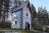 Hoagascht – Moderatorin Christina Ömmer (l.) mit Vokskundlerin Monika Brunner-Gaurek vor einem Lungauer Getreidekasten im Salzburger Freilichtmuseum