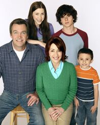 The Middle – (1. Staffel) - Eine ganz besondere Familie: (v.l.n.r.) Mike (Neil Flynn), Sue (Eden Sher), Axl (Charlie McDermott), Brick (Atticus Shaffer) und Frankie Heck (Patricia Heaton) ...