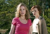 Der Rekordbeobachter – Fanny (Ann-Kathrin Kramer, li..) versucht ihrer ängstlichen Schwester Frieda (Greta Galisch de Palma) klarzumachen, dass deren kranker Sohn Elias einfach nur beweisen will, was alles in ihm steckt.