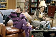 The Big Bang Theory – (v.li.) Simon Helberg (Howard), Kunal Nayyar (Rajesh).