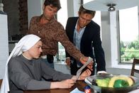SK Kölsch – Falk (Dirk Martens, r.), Jupp (Uwe Fellensiek, M.) und Schwester Luise (Victoria Mayer, l.) versuchen mit Hilfe eines Bildes, Näheres über den Mörder herauszufinden ...