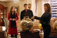 Castle – Die Spuren eines DNA-Tests führen Castle (Nathan Fillion, M.) und Beckett (Stana Katic, l.) zu Samantha Voss (Nancy Grahn, r.), die bei ihrem Ehestreit alles verloren hat ...