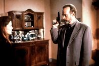 Diagnose: Mord – Der Psychiater Dr. Reed (Dwight Schultz, r.) bedroht seine Patientin Barbara (Kimberlin A. Brown, l.), die entdeckt hat, dass er seine Frau umgebracht hat.