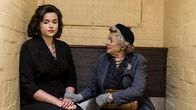 Father Brown – Mrs McCarthy (Sorcha Cusack) tröstet Bunty (Emer Kenny).