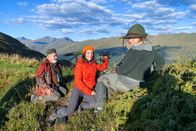 Mona mittendrin – Mona mittendrin – Auf der Bündner Hochjagd Mona Vetsch (M.) ist mit Noldi Tiri (l.) und Annina Schreich (r.) auf der Jagd.