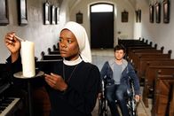 Um Himmels Willen – Schwester Lela (Denise M'Baye, l.) ist verunsichert. Wie soll sie mit den in ihr aufkeimenden Gefühlen für den sterbenskranken Oliver (Sebastian Fritz, r.) umgehen?