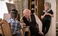 Young Sheldon – (v.l.n.r.) Sheldon Cooper (Iain Armitage); Dr. John Sturgis (Wallace Shawn); Meemaw (Annie Potts)