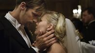 Melancholia – Michael (Alexander Skarsgård) versucht seine traurige Braut (Kirsten Dunst) aufzumuntern.