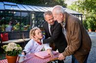 Sturm der Liebe – Erik (Sven Waasner, M. mit Sepp Schauer, r.) ist erleichtert, als er Greta (Laura Osswald, l.) findet, stellt jedoch fest, dass sie angeschlagen ist.