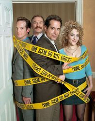 Monk – v.li.: Lt. Randall Disher (Jason Gray-Standford), Captain Leland Stottlemeyer (Ted Levine), Adrian Monk (Tony Shalhoub), Sharona Fleming (Bitty Schram)