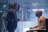 Bloodshot – In seinem Labor klärt Dr. Emil Harting (Guy Pearce, l.) den Soldaten Ray Garrison (Vin Diesel, r.) über die Technologie seiner Firma auf.