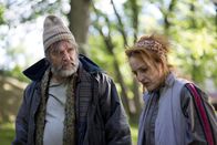 Springflut – Tom Stilton (Kjell Bergqvist, l.) und Vera Larsson(Anna Wallander, r.) gehen durch dick und dünn. Beide leben als Obdachlose auf den Straßen Stockholms.
