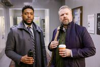 New Amsterdam – Dr. Floyd Reynolds (Jocko Sims, l.) und Dr. Iggy Frome (Tyler Labine) Die Verwendung des sendungsbezogenen Materials ist nur mit dem Hinweis und Verlinkung auf RTL+ gestattet.