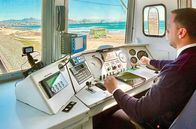 Mit dem Zug ... – Im Führerstand des Dieseltriebzugs "Kamel", kurz vor Alicante: Die Bahn fährt selbstverständlich auch entlang der namensgebenden, weiß glitzernden Sandstrände der Costa Blanca.