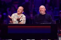 Wer weiß denn sowas? – Rateteam-Kapitän Bernhard Hoëcker (l.) mit dem Sterne- und Fernsehkoch Christian Lohse (r.).