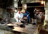 Epochenkochen – SWR Fernsehen EPOCHENKOCHEN, FOLGE 2, "Wie die Ritter tafelten" Uhr. Über dem offenen Feuer der historischen Kochstelle bringen Heike Greis und Vincent Klink das Wasser für die "Neunkräutersuppe" zum Kochen.