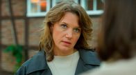 Rote Rosen – Lou (l. Eva-Maria Grein von Friedl) ist geschockt: Jess (r. Juana Nagel) beichtet ihr den Kuss mit Daniel!