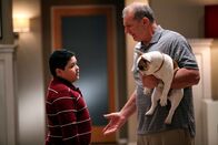 Modern Family – Wird Jay (Ed O'Neill, re.) den von Guillermo zurückgelassenen Hund wirklich ins Tierheim bringen? Manny (Rico Rodriguez) wäre über den Familienzuwachs jedenfalls sehr erfreut.