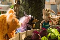Rudis Rasselbande – Grete (Viviane Podlich) ist unter Druck: Alle werben heute um ihre Gunst! Ella (Anna Menzel) mit ihrem geliebten Einhornspiel und Otto (Franziska Rattay) mit seinen leckeren Tomaten.