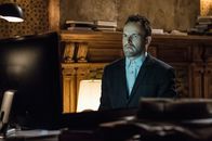 Elementary – Ist verzweifelt, als er erfährt, dass Watson entführt wurde: Sherlock Holmes (Jonny Lee Miller). Sein Bruder Mycroft sagt ihm auf den Kopf zu, dass sie der Mensch ist, den er am meisten auf der Welt liebt ...