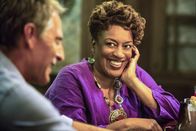 Navy CIS: New Orleans – Kann Loretta (CCH Pounder, r.) Pride (Scott Bakula, l.) und seinem Team dabei helfen, zu beweisen, dass Agent Russo für den Diebstahl von 900 Pfund Sprengstoff verantwortlich ist und möglicherweise einen Bombenanschlag plant?
