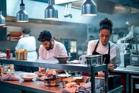 Boiling Point – Bringen Tag für Tag Qualitätsküche auf den Teller, v.li.: Ray Panthaki als Freeman, Vinette Robinson als Carly
