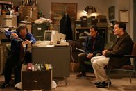 Two and a Half Men – Charlie (Charlie Sheen, r.) und Alan (Jon Cryer, M.) sind von Stan (Richard Lewis, l.) geschockt ...