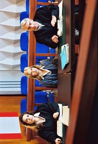 Edel & Starck – Sandra (Rebecca Immanuel, l.) und Felix (Christoph M. Ohrt, r.) vertreten die junge Natascha Marx (Bojana Golenac, M.), die ihren Hausmeister wegen sexueller Belästigung angezeigt hat.