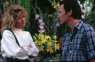 Harry und Sally – Zufall oder Schicksal? Nach seinem Abschluss der Universität von Chicago lernt Harry (Billy Crystal, r.) beim Trampen Sally (Meg Ryan, l.) kennen. Beide gehen getrennte Wege, doch treffen sich im weitern Verlauf ihres Lebens immer wieder ...