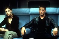 Mission: Impossible – Nur zwei Agenten überleben den geheimen Einsatz in der Prager US-Botschaft: Ethan Hunt (Tom Cruise, r.) und Claire (Emmanuelle Béart, l.), die Frau des Kommandochefs Jim Phelps ...
