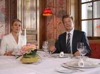 Geld.Macht.Liebe – Sophia von Rheinberg (Susanne Schäfer) ahnt nichts von den krummen Geschäften ihres Mannes Markus (Roland Koch).