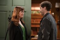B Positive – Julia (Sara Rue, l.); Drew Dunbar (Thomas Middleditch, r.)