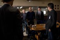 Criminal Minds – Reid (Matthew Gray Gubler, l.), Morgan (Shemar Moore, M.), Hotch (Thomas Gibson, 2.v.r.) und Rossi (Joe Mantegna, r.) werden nach Rapid City gerufen, um Detective Tom Landry (John Posey, 2.v.l.) bei der Aufklärung eines neuen Falls behilflich zu sein ...
