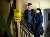 In aller Freundschaft – Caro Strehle (Sandra S. Leonhard) begutachtet das Haus, das Roland und Pia Heilmann gekauft haben. Ihr Fazit: abreißen und neu bauen. Jakob Heilmann (Karsten Kühn) bittet seine Freundin, das für sich zu behalten, wenn Roland und Pia euphorisch fragen, wie Caro das Haus gefällt.