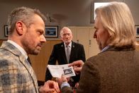 Sturm der Liebe – Erik (Sven Waasner, l. mit Sepp Schauer, M. und Erich Altenkopf, r.) wird mit einem Blitzerfoto konfrontiert, das ihn als Fahrer des gestohlenen Shuttles zeigt.; ARD STURM DER LIEBE FOLGE 4273 Uhr im ERSTEN. Erik (Sven Waasner, l. mit Sepp Schauer, M. und Erich Altenkopf, r.) wird mit einem Blitzerfoto konfrontiert, das ihn als Fahrer des gestohlenen Shuttles zeigt.