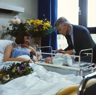 Ich heirate eine Familie – Werner (Peter Weck, r.) darf als Erster das neugeborene Baby Franziska und die glückstrahlende Mutter (Thekla Carola Wied, l.) besuchen.