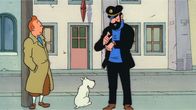 Tim und Struppi – Tim (l.), Struppi und Kapitän Haddock (r.) werden von bordurischen Agenten verfolgt, die Professor Bienlein entführt haben. Um ihn zu retten, reisen sie nach Bordurien, wo sie von Polizisten belagert werden. Sie müssen die Verfolger abschütteln, um den Professor aus einer schwer bewachten Festung zu befreien.