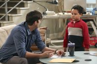 Two and a Half Men – Nachdem Walden (Ashton Kutcher, l.) den kleinen Louis (Edan Alexander, r.) adoptiert hat, lässt er sich von Alan scheiden, obwohl dieser damit nicht wirklich einverstanden ist ...