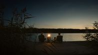 Doktor Ballouz – Prof. Frey (Michael Kind, l.) und Dr. Ballouz (Merab Ninidze, r.) sitzen am See und angeln.