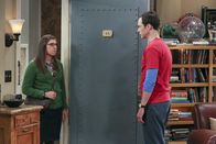 The Big Bang Theory – Obwohl Sheldon (Jim Parsons, r.) alles versucht um Amy (Mayim Bialik, l.) zurückzugewinnen, bleibt diese standhaft ...