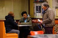 Superior Donuts – Arthur (Judd Hirsch, r.) ist geschockt, als er erfährt, warum Sweatpants (Rell Battle, l.) und Franco (Jermaine Fowler, M.) die Nacht im Donut Laden verbracht haben, aber wird er sie auch bei ihrem nächsten Plan unterstützen?; Arthur (Judd Hirsch, r.) ist geschockt, als er erfährt, warum Sweatpants (Rell Battle, l.) und Franco (Jermaine Fowler, M.) die Nacht im Donut Laden verbracht haben, aber wird er sie auch bei ihrem nächsten Plan unterstützen?
