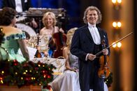 André Rieu - Das Weihnachtskonzert – Walzerkönig André Rieu verzaubert seine Zuschauer und Zuschauerinnen erneut mit einem wunderschönen Weihnachtskonzert, direkt aus seiner Heimatstadt Maastricht.