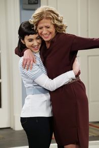 Last Man Standing – Mandy Baxter (Molly Ephraim, l.); Vanessa Baxter (Nancy Travis, r.)