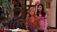 iCarly – Sam Puckett (Jennette McCurdy, m.), Carly Shay (Miranda Cosgrove, r.)