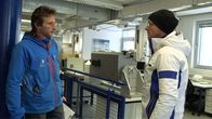 SMS - Schwanke meets Science – Geophysiker Dr. Till Rehm (links) zeigt Karsten Schwanke eines der vielen Labors in der Forschungsstation.