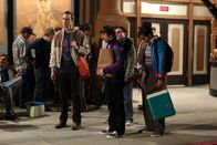 The Big Bang Theory – Es kommt, wie es kommen musste: Bevor Sheldon (Jim Parsons, l.), Raj (Kunal Nayyar, r.), Leonard (Johnny Galecki, 2.v.r.) und Howard (Simon Helberg, 2.v.l.) die Kinokasse erreichen, ist die Vorstellung ausverkauft. Doch das lässt sich Sheldon nicht gefallen ...