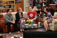 The Big Bang Theory – Nur für Sheldon (Jim Parsons, 2.v.r.) ist das Treffen seiner Mutter Mary (Laurie Metcalf, r.) und Leonards (Johnny Galecki, l.) Mutter Beverly (Christine Baranski, 2.v.l.) angenehm ...