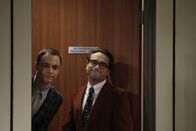 The Big Bang Theory – Ein Vortrag von Leonard (Johnny Galecki, r.) und Sheldon (Jim Parsons, l.) vor Studenten führt dazu, dass sich die Studentin Ramona mit Sheldon treffen will, um über seine Arbeit zu reden, allerdings mit weitreichenden Konsequenzen ...