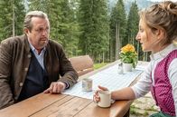 Watzmann ermittelt – Kommissar Benedikt Beissl (Andreas Giebel, l.) unterhält sich mit Marlene Vogt (Sarah Giebel, r.). Die erzählt von Enzingers Aufdringlichkeit.